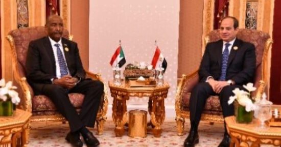 الرئيس السيسى يلتقى رئيس مجلس السيادة السودانى على هامش القمة العربية