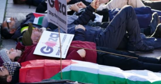 مسيرات دعم فلسطين تتواصل فى كبرى المدن العالمية للأسبوع الخامس.. عشرات الآلاف فى لندن يطالبون بوقف إطلاق النار فى غزة.. وسوزان ساراندون تشارك فى احتجاجات نيويورك.. ومتظاهرون يرفعون الأعلام بميناء سيدنى