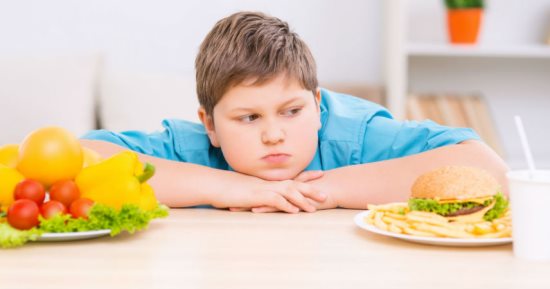 طفلى وزنه زائد.. إزاى نفسيته ما تتأثرش من الدايت؟ 8 نصائح تساعدك