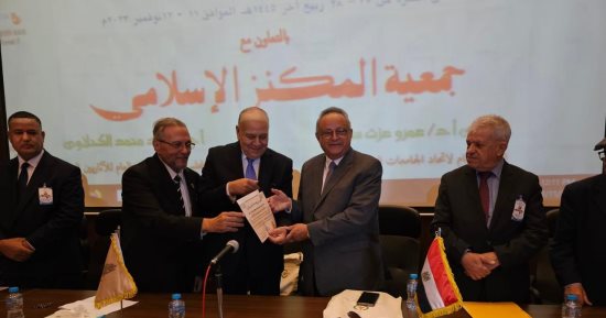مدير مكتبة الإسكندرية يتسلم جائزة اتحاد الأثريين العرب عن "خريطة مصر الأثرية"