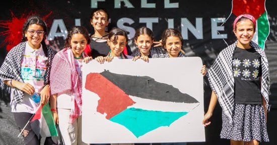 بالصور.. مدارس «سكيلز» الدولية تنظم وقفة تضامنية مع القضية الفلسطينية