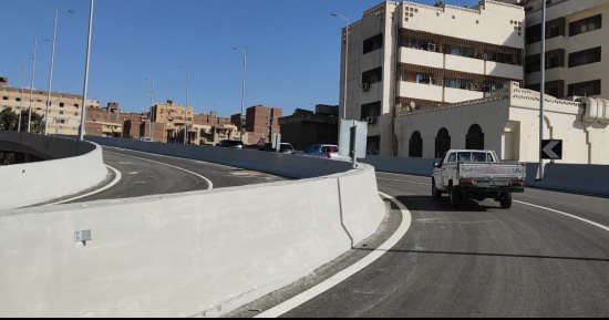 توسعة شاملة لمحور عمرو بن العاص الجديد استعدادا لتشغيله.. تطوير الطرق الموازية له بالطالبية والهرم.. رصف شارعى الشيخ أحمد نصر والمحولات.. وإنشاء أرصفة مشاة وساحات انتظار لمنع الوقوف العشوائى للمركبات.. صور