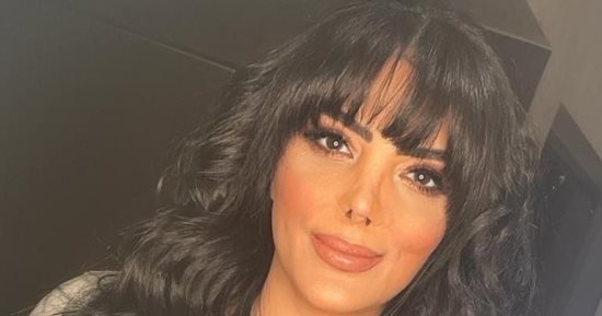 حورية فرغلى فى صورة جديدة: هل أنت من الذين يبتسمون وفي قلوبهم هموم؟