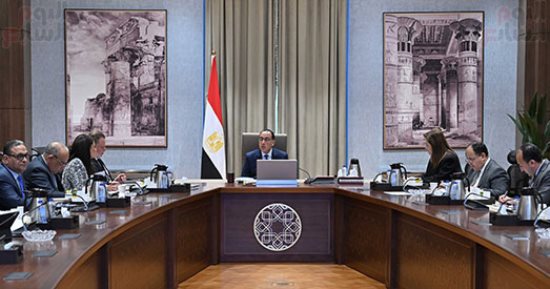 المواطن أولا.. الرضا الشعبى محرك رئيسى لأداء الحكومة الجديدة.. سياسيون: الرئيس السيسى يضع أولوية لتخفيف الأعباء عن المصريين بسياسات مختلفة.. ويؤكدون: مخرجات الحوار الوطنى خارطة طريق تلبى احتياجاته بحلول ناجزة