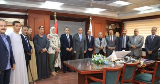 محافظ سوهاج يناقش مشاكل التجار فى اجتماع الغرفة التجارية.. اعرف التفاصيل