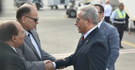 محافظ أسيوط يستقبل وزير العمل في "المطار الدولي".. صور
