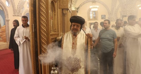 أبناء الكنيسة يشاركون بالصلوات وزفة الأيقونة بدير مارجرجس بجبل الرزيقات