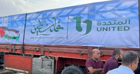 قافلة الشركة المتحدة للخدمات الإعلامية لغزة تضم 6 شاحنات محملة بـ150 طن مواد غذائية.. فيديو وصور