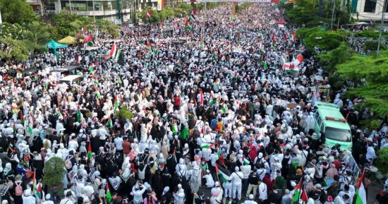 الآلاف يتظاهرون فى إندونيسيا للتنديد بالحرب على قطاع غزة.. فيديو