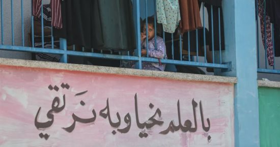 إسرائيل تحرق الكُتب وتغتال التعليم.. الاحتلال يقتل 3587 طالبا و144 معلما وإداريا وعاملا.. يدمر ويعتدي على 253 مؤسسة تعليمية.. والغارات تعطل المدارس وتحرم 608 آلاف طالب وطالبة من حقهم بالتعليم المدرسي.. صور