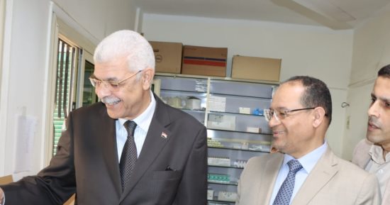 رئيس جامعة المنوفية يتفقد مستشفى الإدارة الطبية 