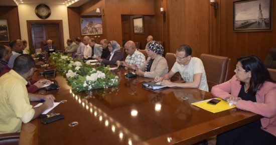 محافظ بورسعيد يوجه أصحاب المحال العامة بسرعة إصدار التراخيص 