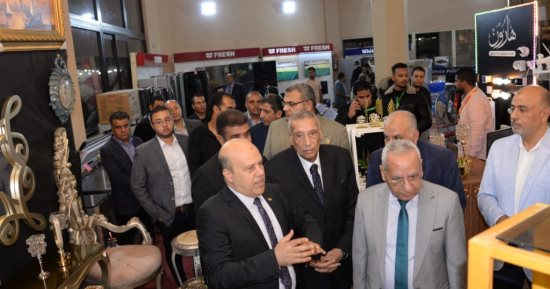 السكرتير العام المساعد لمحافظة الإسماعيلية يفتتح معرض السلع المعمرة.. صور