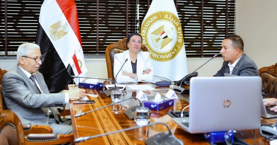 وزيرة البيئة تبحث خطط الاستزراع السمكى فى بحيرة قارون  