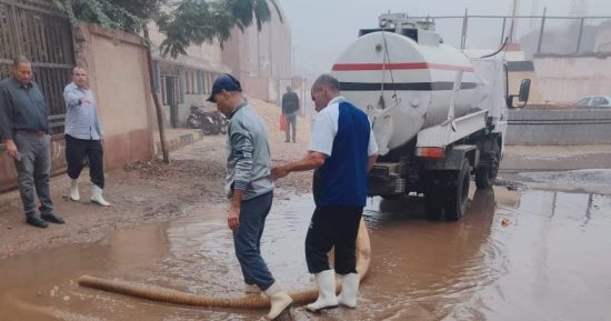 الوحدات المحلية ببنى سويف تواصل أعمال شفط مياه الأمطار.. صور