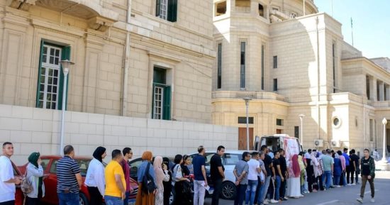 شباب الجامعات فى مقدمة صفوف المتطوعين للتبرع بالدم لدعم الأشقاء الفلسطينين.. حملات يومية و3 نقاط للتبرع بكليات جامعة القاهرة.. طلاب" من أجل مصر " تدعم غزة.. والفرق الطبية تشارك فى الملحمة.. صور