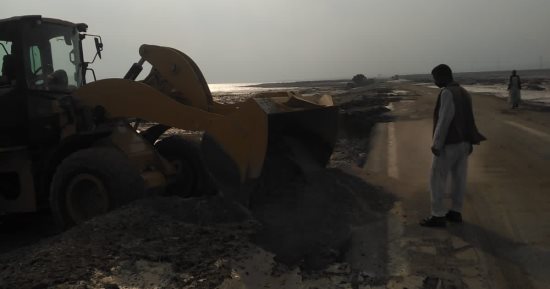 سقوط سيول متوسطة بطريقى مرسى علم الشلاتين وإدفو.. صور