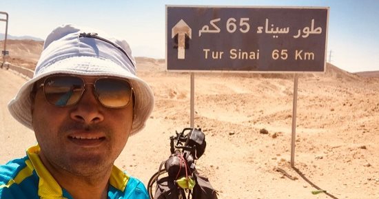 رحلة بالدراجة إلى طور سيناء.. عمرو سليم: مدينة مسحورة بالراحة والجمال