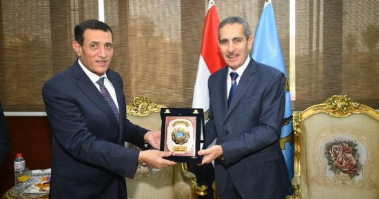 رئيس هيئة تعليم الكبار يكرم محافظة الغربية لحصولها على المركز الأول فى محو الأمية