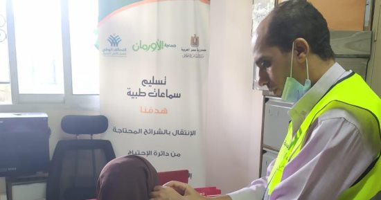 تضامن قنا: تسليم سماعات طبية لذوى الهمم بقرى ونجوع المحافظة
