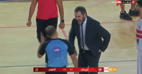 طرد مدرب سلة الأهلى أمام الزمالك وتوقف المباراة بسبب بعض المشاحنات.. فيديو