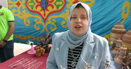 فقدت البصر ولكن رزقت بالبصيرة.. ياسمين تحترف عمل المشغولات اليدوية.. تستطيع أن تفرّق بين الأحجار الكريمة عن طريق اللمس.. ياسمين: كل حجر وله إحساس مختلف.. أتمنى أن يشاهد العالم شغلى وأسرتى انبهرت بمشاهدة أعمالى