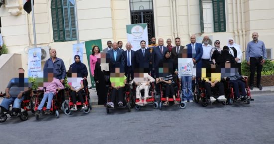 محافظ القاهرة يوزع كراسى كهربائية متحركة على ذوى الهمم.. صور
