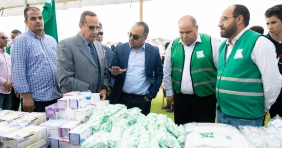 محافظ شمال سيناء يشهد مشاركة المتطوعين فى تعبئة المساعدات لقطاع غزة.. صور