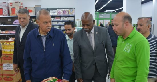 محافظ القليوبية يتابع مبادرة تخفيض أسعار السلع بشبرا الخيمة