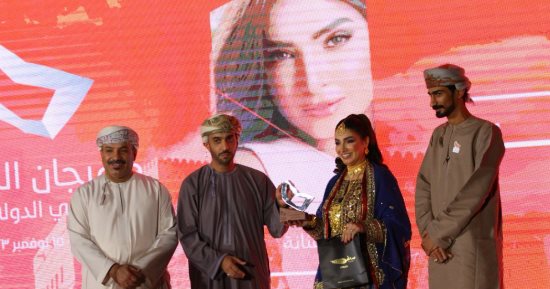 مهرجان الباطنة السينمائي يختتم فعالياته بتتويج الأفلام الفائزة وتكريم أشرف زكى وروجينا