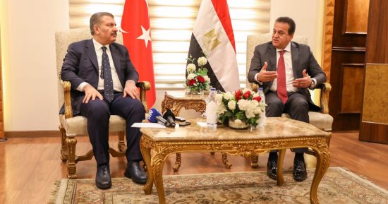 وزير الصحة يستقبل نظيره التركى بمطار القاهرة الدولى 