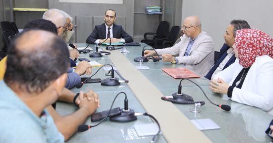 نائب محافظ سوهاج يستعرض أعمال اللجنة الفرعية لجائزة التميز الوظيفى