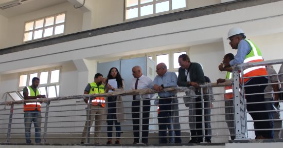 وفد الوكالة الأمريكية للتنمية يزور الأقصر ويتفقد مشروع محطة مياه الهنادى.. صور