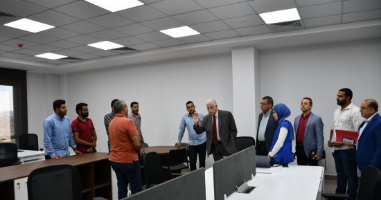فوده يتفقد مركز معلومات شبكات المرافق والأعمال المنفذة