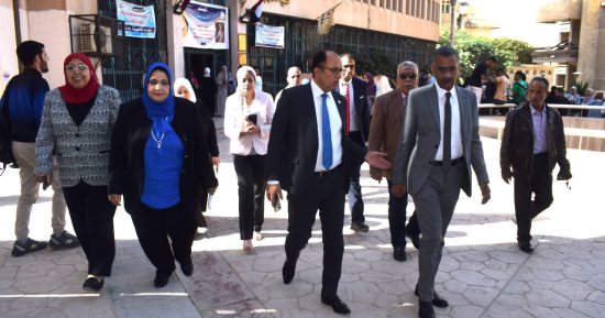 رئيس جامعة حلوان يتفقد كلية التمريض ويشيد بتطوير البرامج لجذب الوافدين