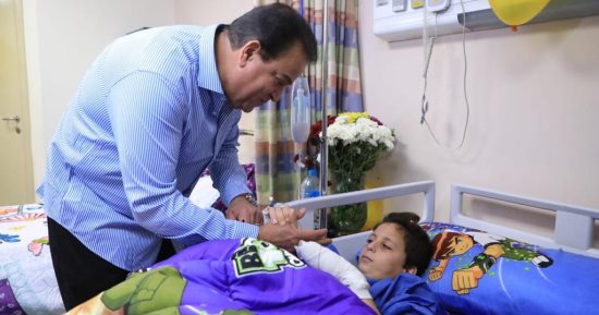 وزير الصحة يطمئن على الطفل الفلسطينى «عبدالله الكحيل» بمعهد ناصر