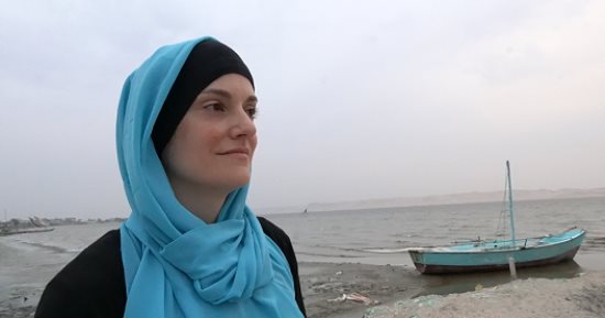 "ليتسيا" إسبانية عاشقة لمصر.. وقعت فى غرام قرية تونس بالفيوم.. تروي قصة إسلامها: كنت أبحث عن الراحة والقرآن دخل قلبى فى ثانية.. تعلمت من المصريين معنى كلمة عيب.. وبحس بالأمان فى أم الدنيا وبعتبرها بلدى.. فيديو