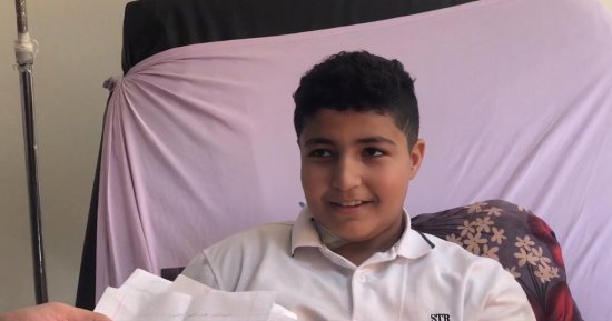 مصطفى طفل فلسطينى بمستشفى العريش.. يعبر عن حبه لفلسطين وتقديره لمصر بالرسم
