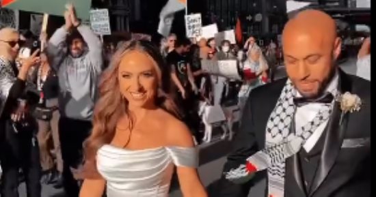 حفل زفاف بالزي الفلسطيني وسط المظاهرات الداعمة لـ غزة.. فيديو