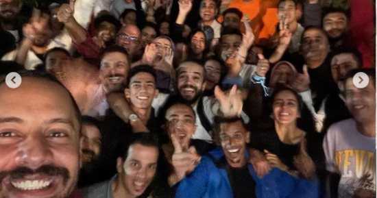 صناع "صوت وصورة" ينتهون من تصوير آخر المشاهد ويحتفلون بنجاح المسلسل