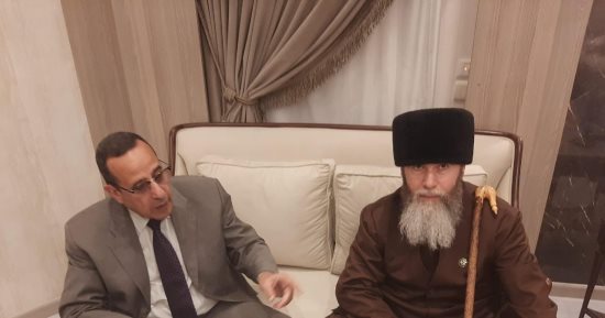 محافظ شمال سيناء يستقبل مفتي الشيشان بعد وصوله مطار العريش