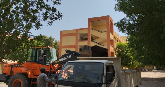 رفع 540 طن مخلفات وأتربة خلال حملات نظافة مكبرة بإسنا فى الأقصر.. صور