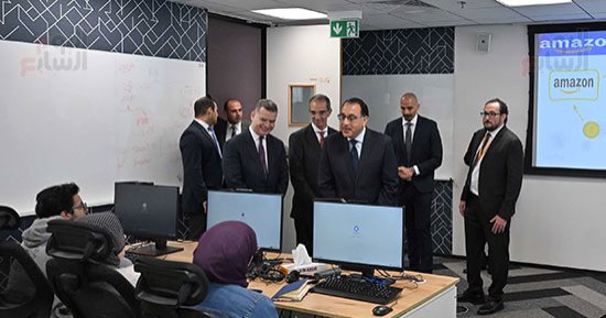 رئيس الوزراء يتفقد أحد مراكز خدمة العملاء