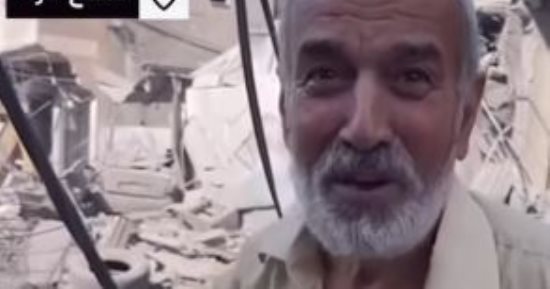 مسن فلسطينى يغنى "أنا صامد" من أمام حطام منزله بغزة.. عزيمة وأمل