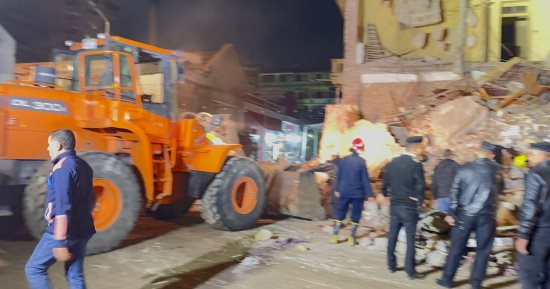 محافظ بورسعيد يصل لمكان العقار المنهار.. وتكثيف البحث عن ضحايا "فيديو وصور"