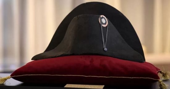 تعود لعام 1815.. عرض قبعة نابليون بونابرت ومجموعة تذكارات للبيع فى مزاد بباريس