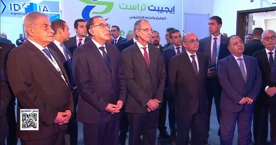 رئيس الوزراء يشاهد فيلما تسجيليا عن جهود البنك المركزى فى التكنولوجيا المالية