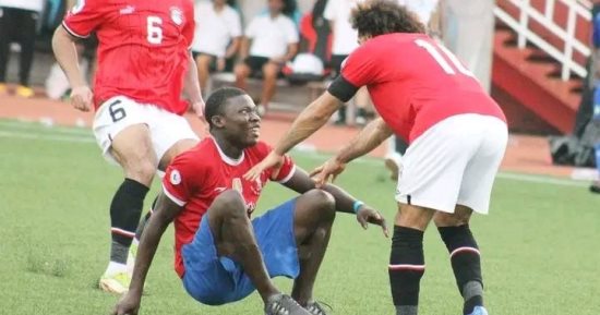 الصحف الإنجليزية تنتقد واقعة تدافع الجمهور نحو محمد صلاح فى مباراة سيراليون