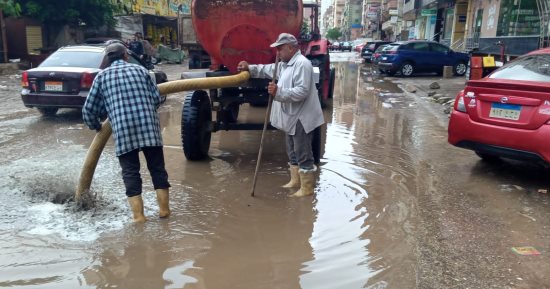 شفط تجمعات مياه الأمطار بمدن وأحياء ومراكز محافظة الدقهلية.. صور