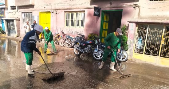 شفط مياه الأمطار فى شوارع مدينة تلا بالمنوفية.. صور